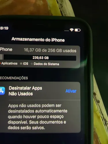 Vendo um iPhone XS 256 gb pegando tudo normal e todo original bateria 77 %