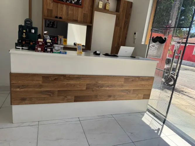 Barbearia completa obs: não vai cadeira, tv e espelho.