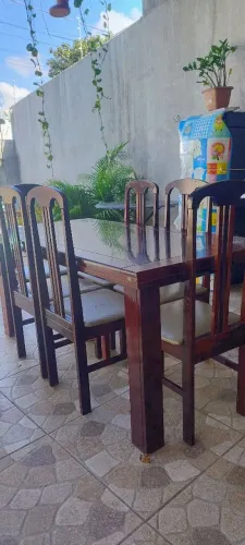 Vende se uma mesa em madeira e tampão de vidro temperado