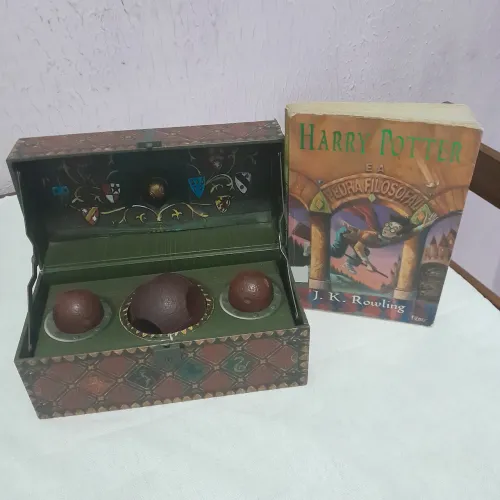 Baú Quadribol + livro HARRY POTTER