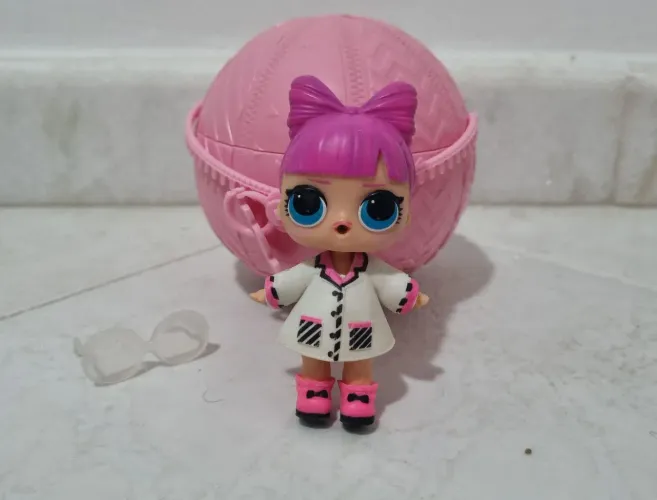 L.O.L surprise (Confete pop) nome: P.H.D.B.B.tambem conhecida como lol cientista