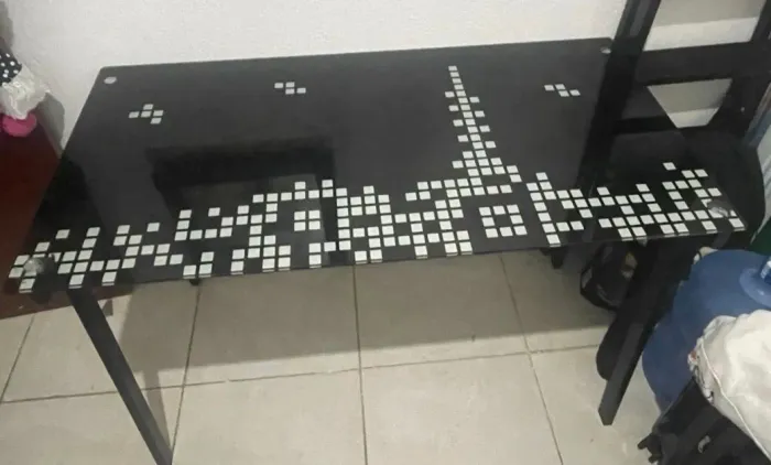 Mesa de vidro temperado estilo gamer c/ estrutura de aço