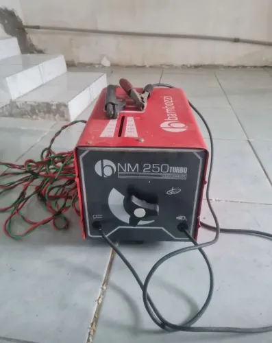 Máquina de Solda Bambozi NM 250 Turbo 220V em estado de NOVO.