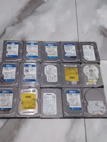 Lote de HDs de computador no estado