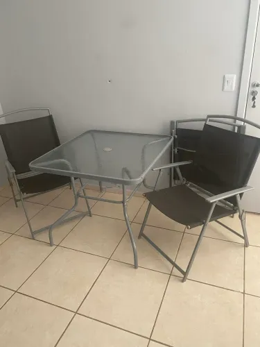 ? MESA COM TAMPO DE VIDRO + 3 CADEIRAS ? R$ 350
