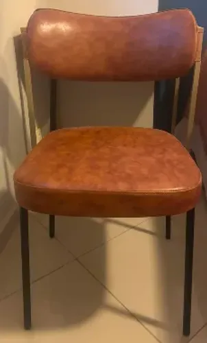 Cadeira decorativa estofada de couro - ESTADO DE NOVO (SEMINOVO)