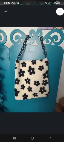 Bolsa de pelúcia com corrente de acrílico preto