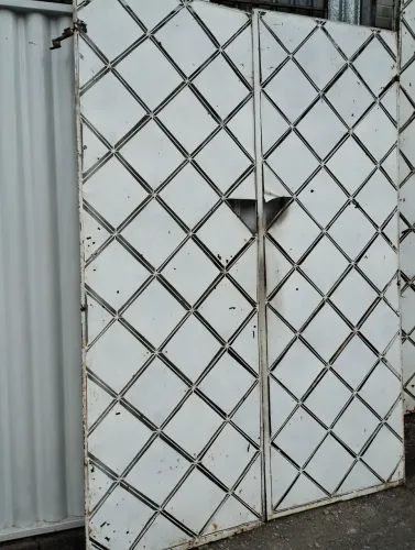 Portão de garagem estilo losango.