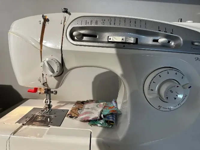 maquina de costura Piu Bella com mesa