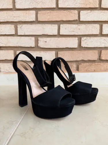 Sandália plataforma suede preta Schutz