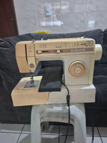 Máquina de Costura Singer Lady Star 20