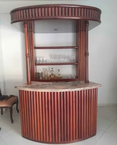 Bar de grande porte em madeira maciça e balcão de mármore rosa