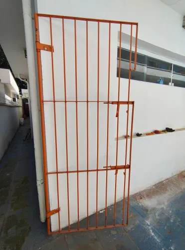 Portão social de ferro com duas fechaduras 94x220cm