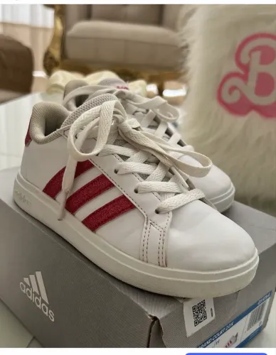 Tênis Adidas. TAM 28. Novinho 