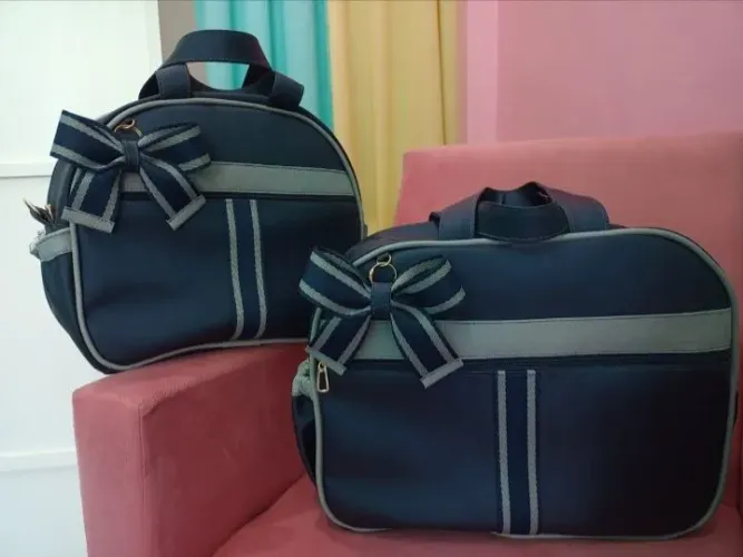 Bolsa Maternidade na cor azul marinho com os detalhes ciza