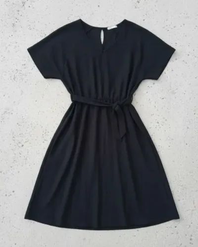 vestido preto manga curta com amarração. Tamanho g