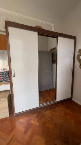 Armario Guarda Roupas de boa qualidade, porta de correr. Elegante armário de guarda-roupas