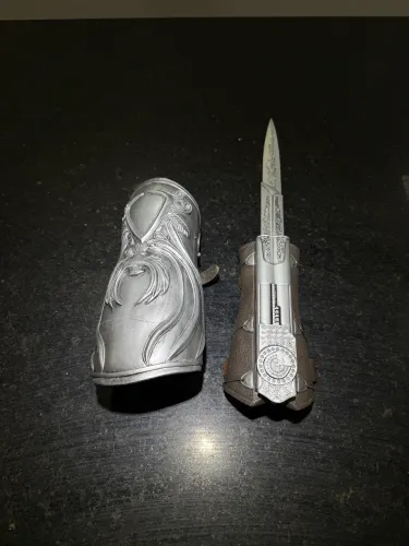 Réplica Oficial Lâmina Oculta Ezio Auditore - NECA Toys (Assassin's Creed Brotherhood)
