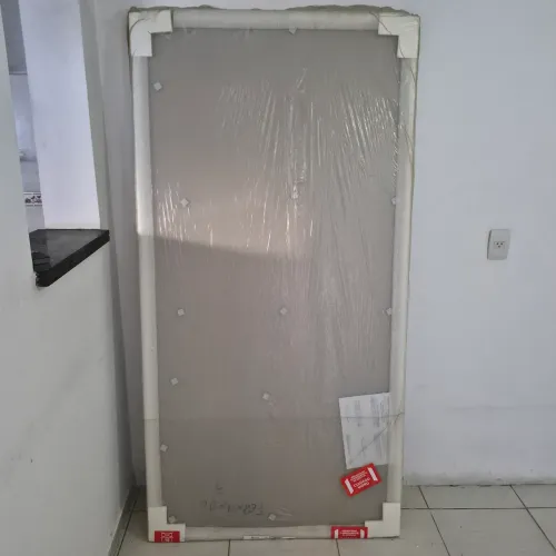 Mesa de jantar nova lacrada, sem uso! Tampo vidro.