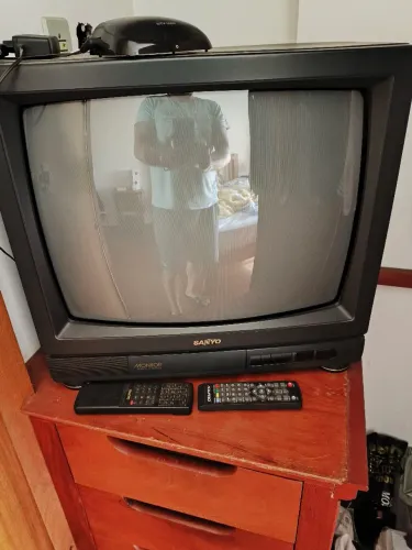 Tv 20 polegadas com controle. Para colecionadores.