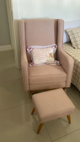 Vendo poltrona de balanço em linho rosa com pufe