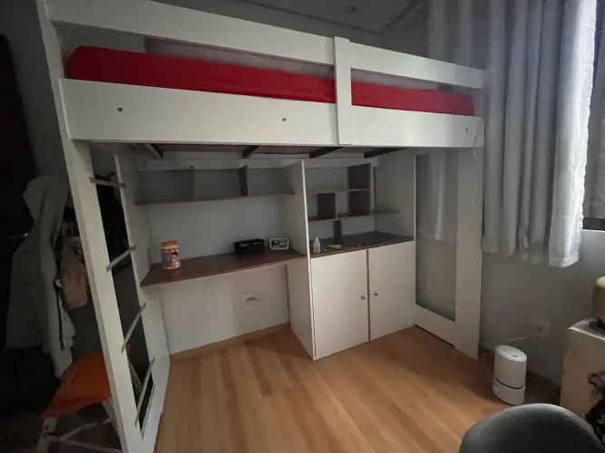 Beliche cama multifuncional com cama alta, armário e escrivaninha em ótimo estado.
