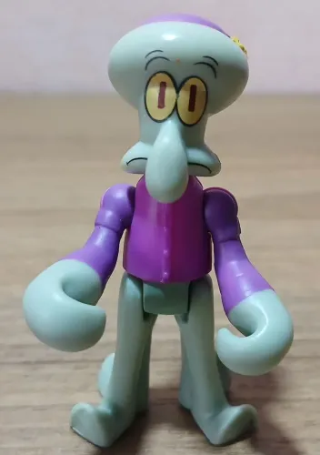 Boneco articulado do Lula Molusco com pijama da linha Imaginext Bob Esponja 7,5cm