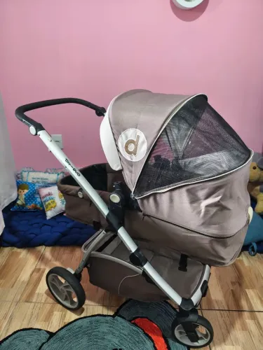 Carrinho de bebê da Galzerano com bebê conforto