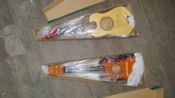 Violão de brinquedo
