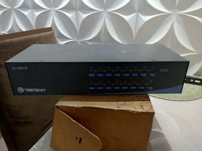 KVM - 16 portas modelo: TK1601R Marca Trendnet 