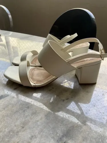 Sandália branca N. 38 Nova