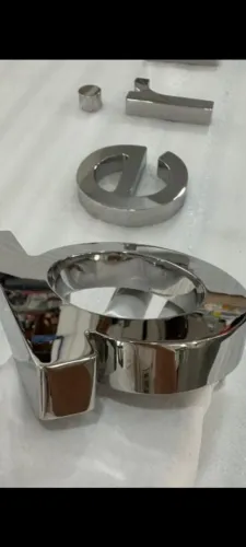Letreiro em relevo ( Inox, ACM, PVC expandido, Acrílico.)