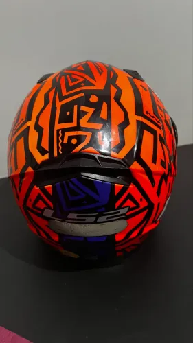Vendo LS2 arranhado na frente. Acompanha a viseira original nova