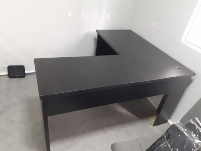 Mesa L preta ou Branca.