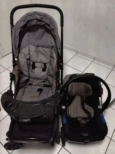 Carrinho de bebê e bebê conforto 