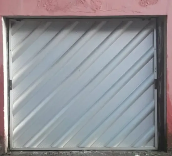 VENDO PORTÃO DE ALUMINIO DE GARAGEM, R$ 1.600, MEDINDO 2,50 X 2,20,  CONT: *