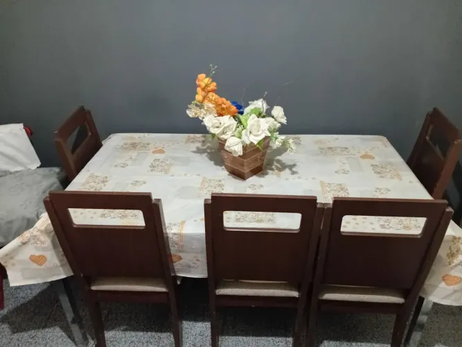 Mesa tampo de vidro. com 5 cadeiras