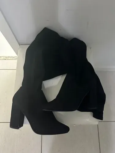 Bota preta cano alto
