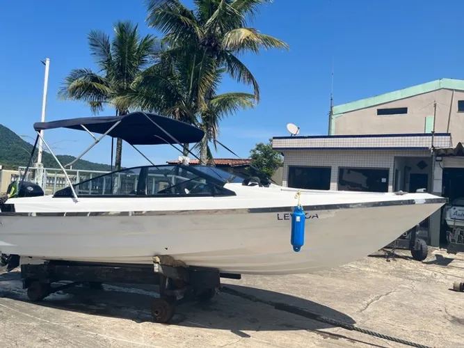 Lancha Ventura proa aberta