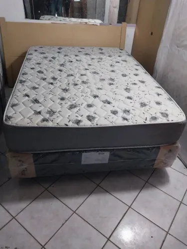 Vendo cama box de casal em excelente estado, colchão de molas ensacadas.