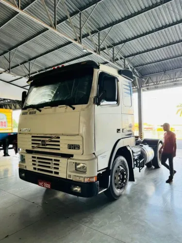 Caminhão Volvo FH12 420 - ano 2000 