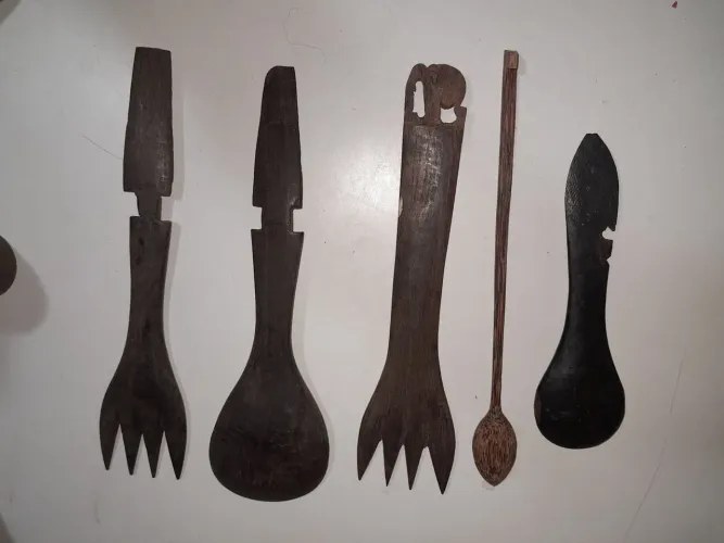 Conjunto de talheres antigos em madeira