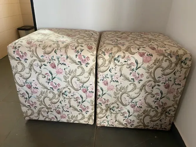 Puff quadrado florido estampado grande e reforçado para sala conjunto muito novo