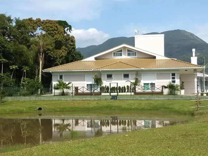 Casa excelente padrão em condomínio fechado-Santo Amaro da Imperatriz-SC 