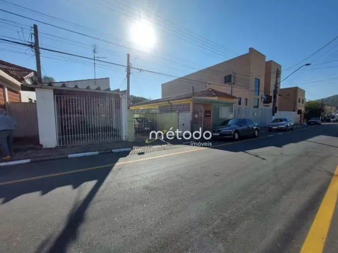 03 casas com entradas independentes à venda por R$ 850.000 - Bairro Centro - Guararema/SP
