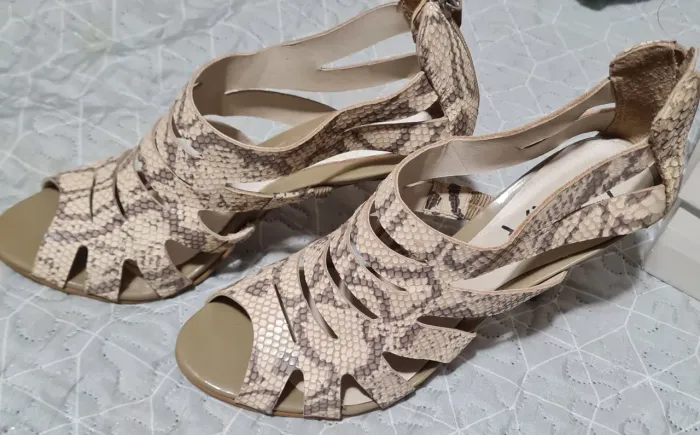 Sandálias Femininas Estilo Cobra