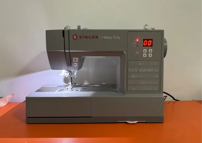 Máquina de Costura Singer Heavy Duty 6605C