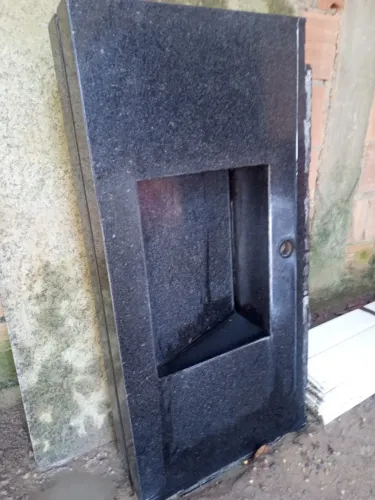 Uma pia verde Ubatuba.  E um vaso deka