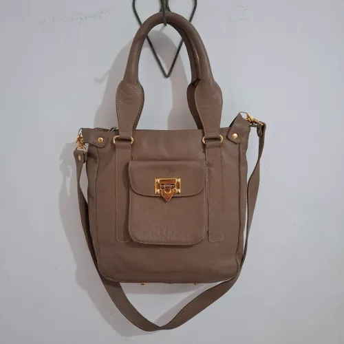 Bolsa de ombro e mão de couro