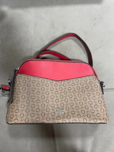 Bolsa Guess Marrom com Detalhes em Vermelho